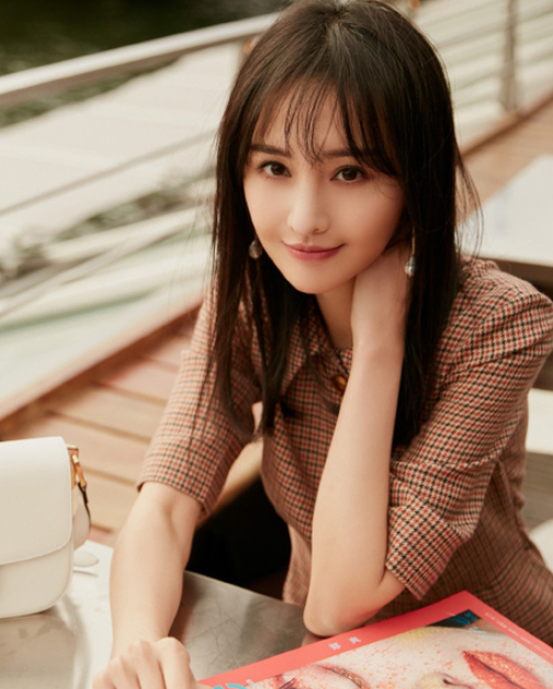 郑爽气质写真,身穿格子连衣裙,尽显甜美气质
