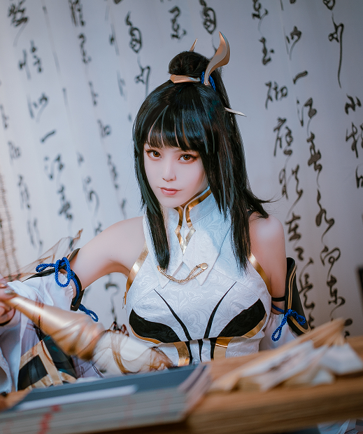 《王者荣耀》上官婉儿cosplay,身穿古装手持毛笔充满知性美