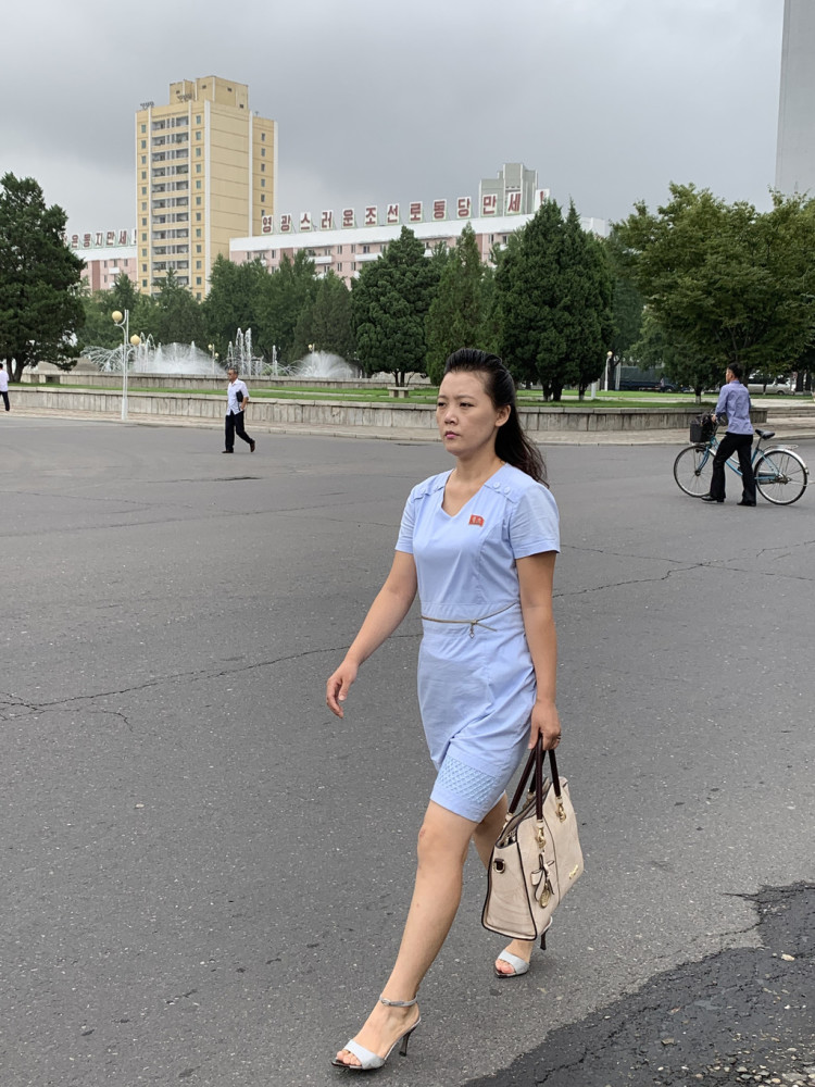 图为平壤街头匆匆步行的姑娘,朝鲜姑娘的身材普遍苗条.