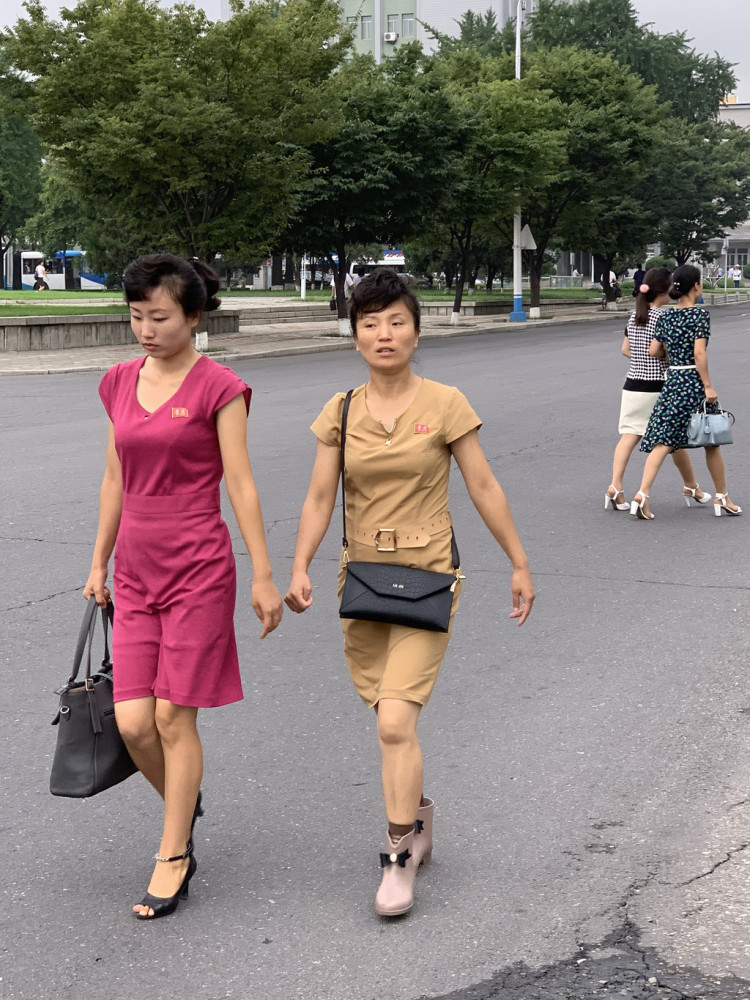 图为朝鲜平壤街头,两名身材苗条的女子,其中穿黑色高跟鞋的女子很美.