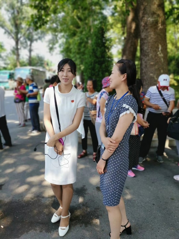 图为朝鲜板门店附近,两名穿裙装的女导游,她们穿着很时髦.