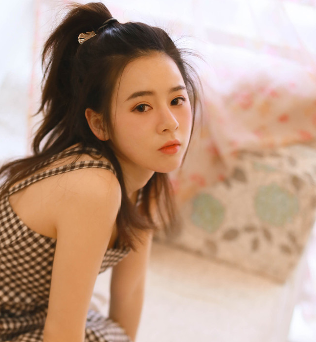 马尾辫清新美女居家写真,长相清秀淡雅,气质清丽脱俗