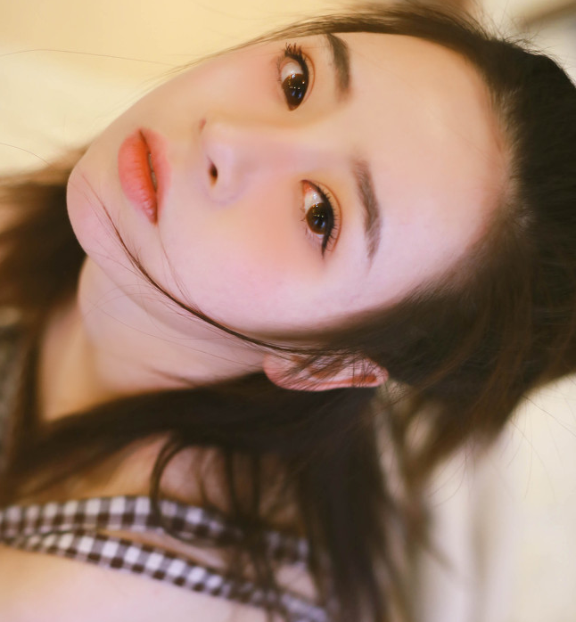 马尾辫清新美女居家写真,长相清秀淡雅,气质清丽脱俗