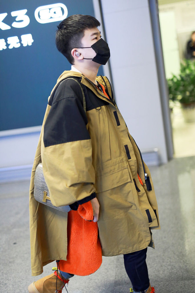 张大大喊话不能被抑郁症打败 早前穿潮装独自现身手戴珠链抢镜