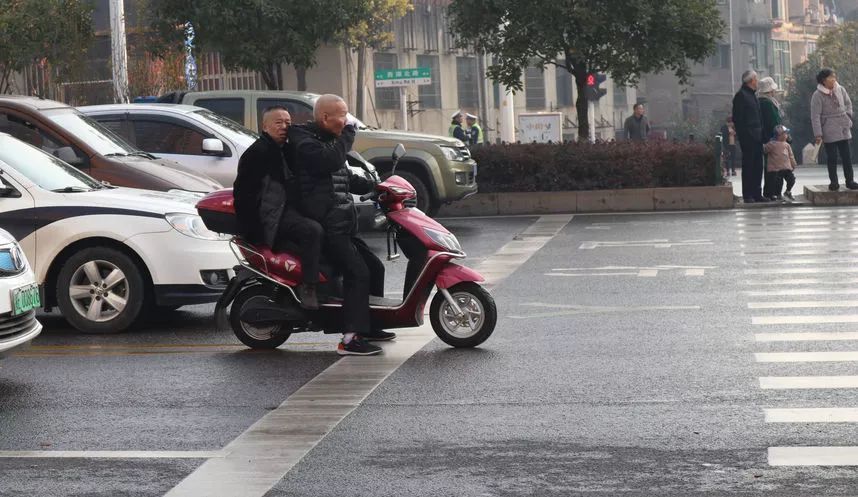 电动车违法载人的危害性,你知道多少?