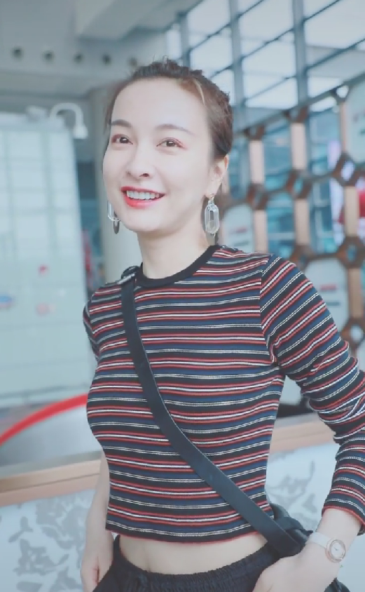 吴昕身材有多好,当她穿上露脐装,这腰我不配拥有