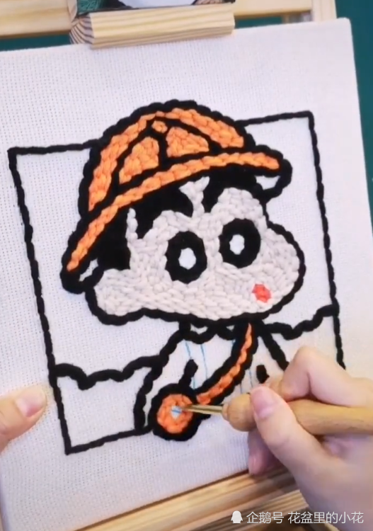 美术生用毛线画蜡笔小新,草稿看着很一般,加上颜色后