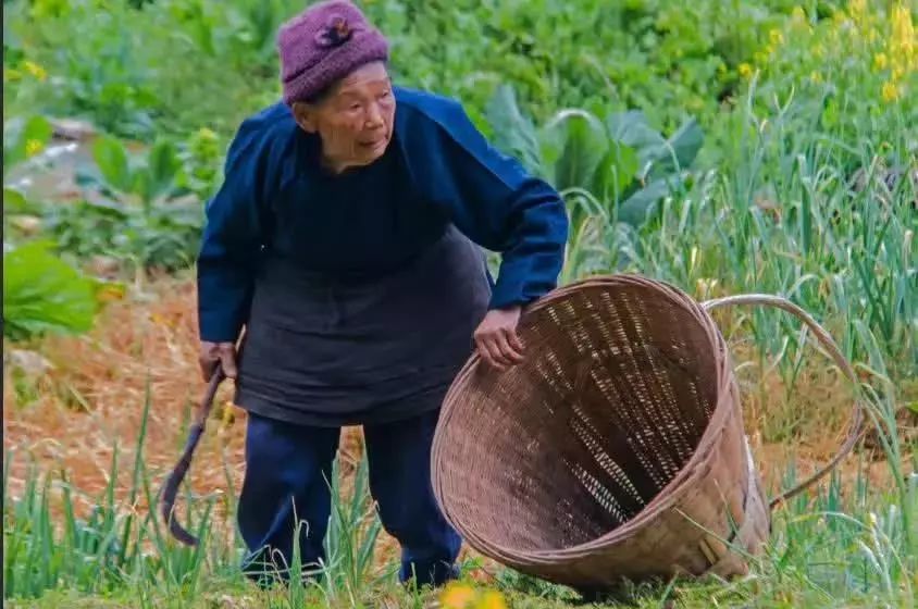 摄影家在芦山农村拍下的这些老人照片,勾起了无数人的乡愁!