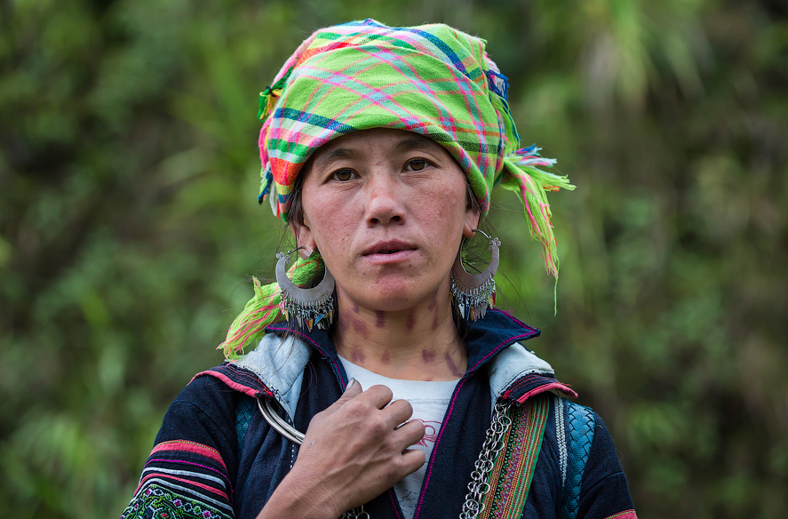图为越南的一名农妇,头上戴着头巾,耳环非常有特色.