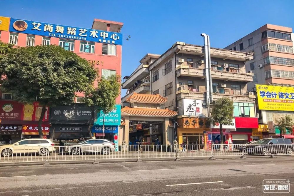这一次我跟随人流,从市桥c出口,穿过钻汇广场过对面马路,就到了汀沙村