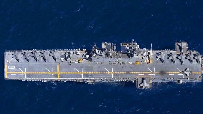 号称最强美国级两栖攻击舰,如果没有海空力量的护卫,会变成活靶子吗?