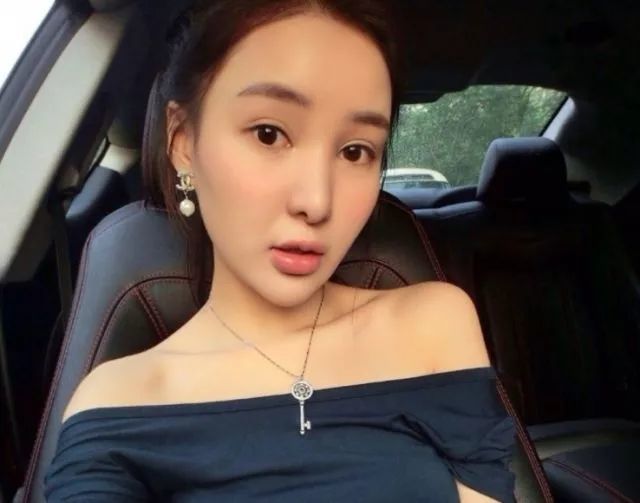 郭美美算是最早的一批网红了,(不是唱《不怕不怕》的那个郭美美哦!)