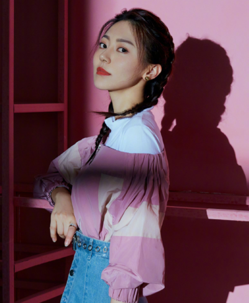 黄梦莹时尚写真,扎两个麻花辫,显得唯美可爱