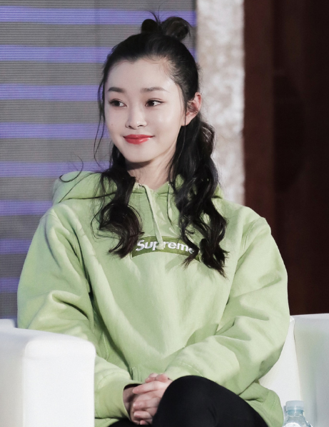 宋轶甜美迷人活动照,丸子头鬼马可爱表情显俏皮