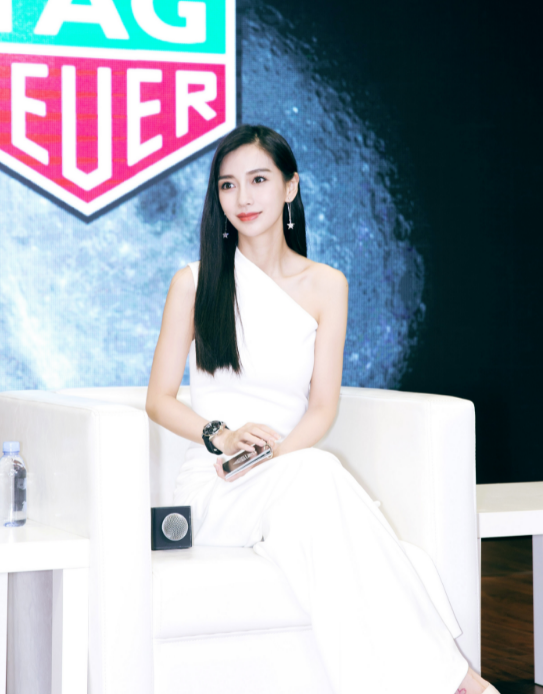 angelababy参加时尚活动,一袭优雅白色长裙,彰显女神气质