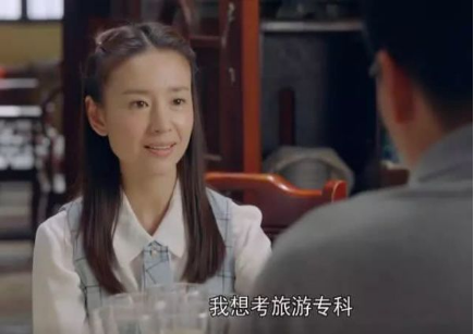 39岁董洁饰演《澳门人家》18岁少女,皱纹明显,网友:盛世白莲花