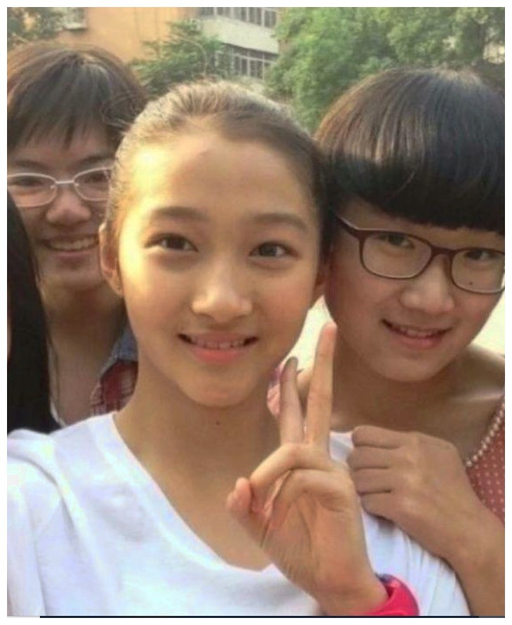 关晓彤高中照曝光,和同学打成一片,网友:裤子穿的真喜庆!