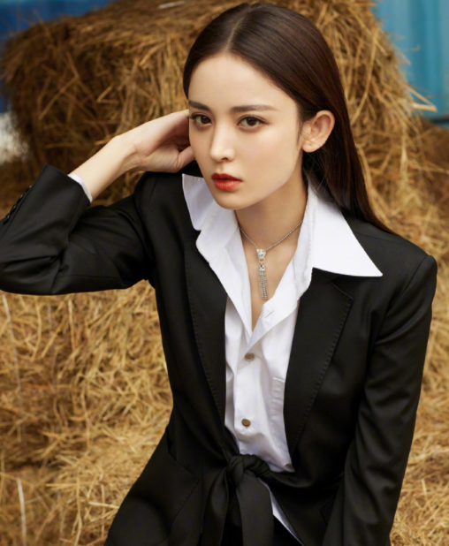 古力娜扎气质写真,身穿西服,尽显干练的迷人魅力