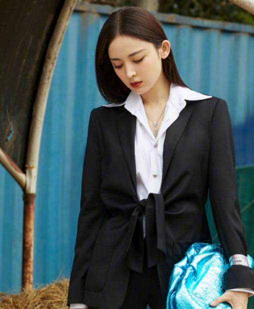古力娜扎气质写真,身穿西服,尽显干练的迷人魅力