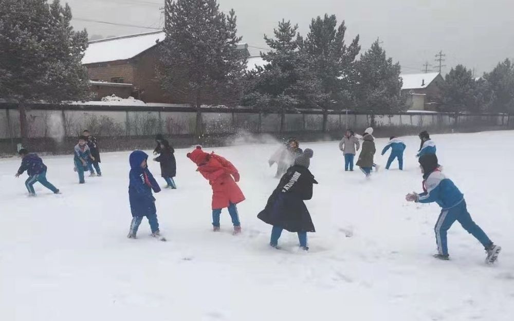 承德围场四小,孩子们在打雪仗.王雅楠供图