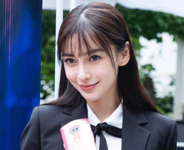 幼儿园老师撞脸杨颖走红,拉近镜头看清真实模样,被赞美过本尊