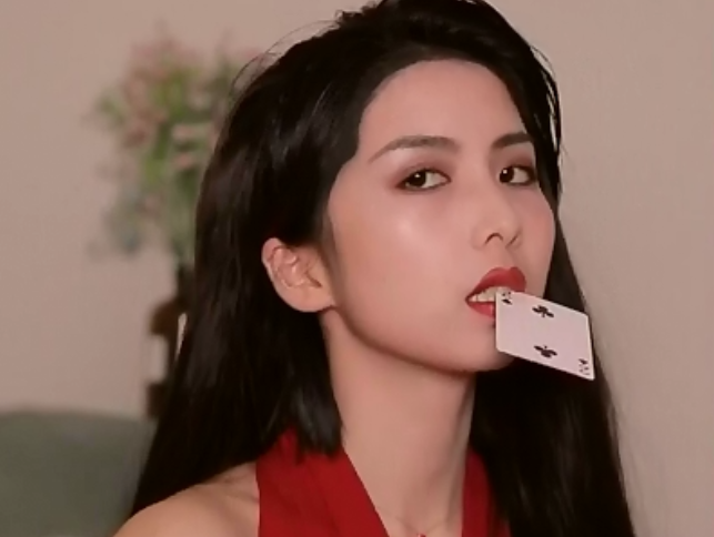 学生妹仿妆"邱淑贞",开始:见过发哥吗?结局:叼牌的姿势太棒了