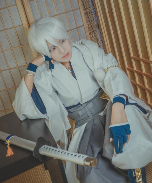 《刀剑乱舞》动漫角色鹤丸国永cosplay,白发男孩完美演绎角色的精髓