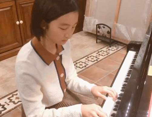 孙莉晒女儿弹钢琴视频,黄多多表情认真太可爱,不料被满手戒指抢镜
