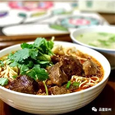 他家还有藤椒牛肉面,生椒杂酱面,辣子兔干拌面等值得推荐,真的是有颜