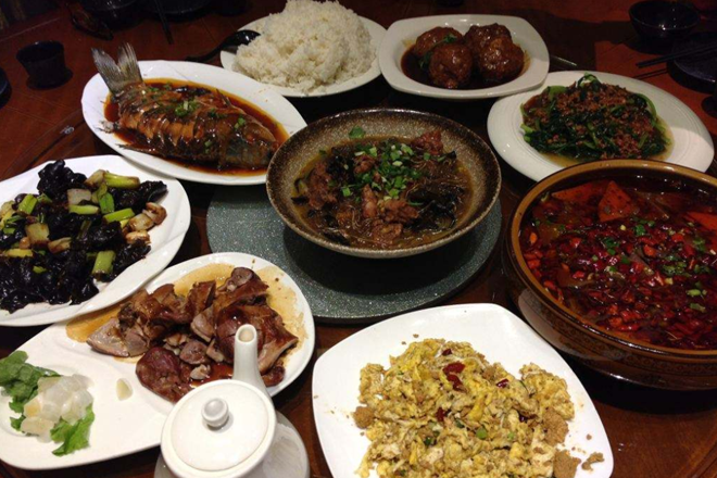 上海游客在东北饭馆吃饭,刚开始嫌菜少,等菜都上桌后被吓到了