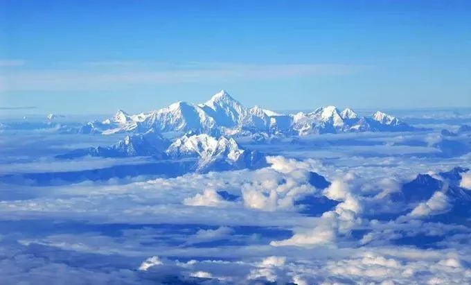 毫无疑问,航拍是成本最大的去拍摄贡嘎雪山的方式了,从成都飞林芝和