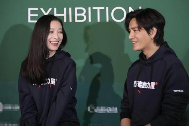 陈坤倪妮现身"行走的力量"发布会,同款卫衣,陈坤少年感十足