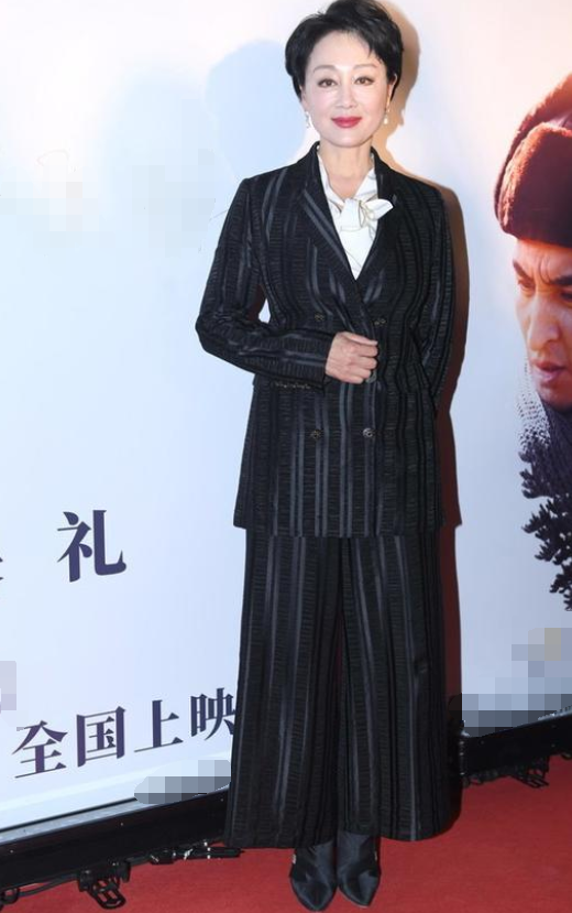 王姬剪掉十年长发,短发配西装又美又飒,57岁的脸竟无一丝皱纹