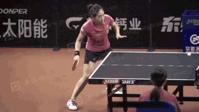 正手拉加转弧圈球动图正手加转弧圈球是最难掌握的乒乓球技术之一