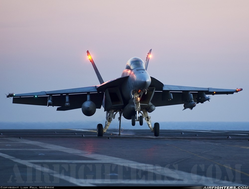 f/a-18e/f超级大黄蜂,美国海军对它很满意,是航母上的