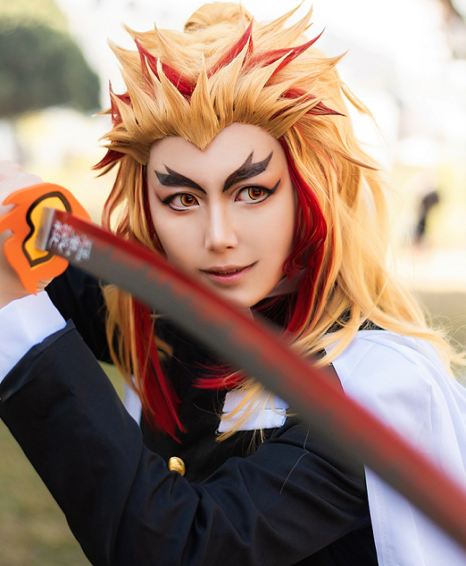 男生cosplay动漫人物,帅气的cosplay角色男 cosplay《鬼灭之刃》动漫角色炼狱杏寿郎,英气十足的日系少年