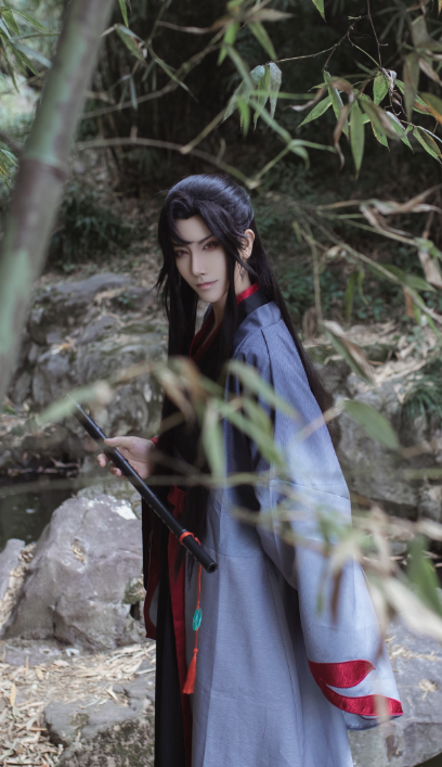 《魔道祖师》cosplay魏无羡,潇洒不羁的帅气男子