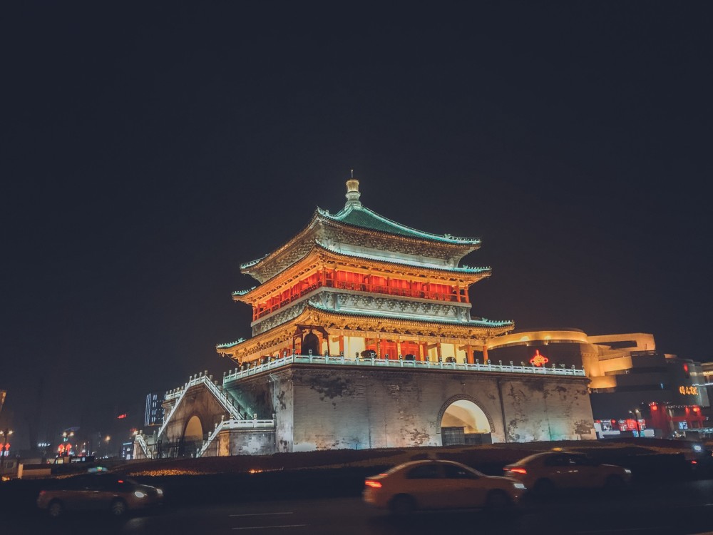 西安热度最高的网红景点,如今熄灯变暗楼,游客:遗憾