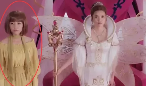 在当初《巴啦啦小魔仙》中饰演的是一位魔仙女王的小丫鬟,不过两人