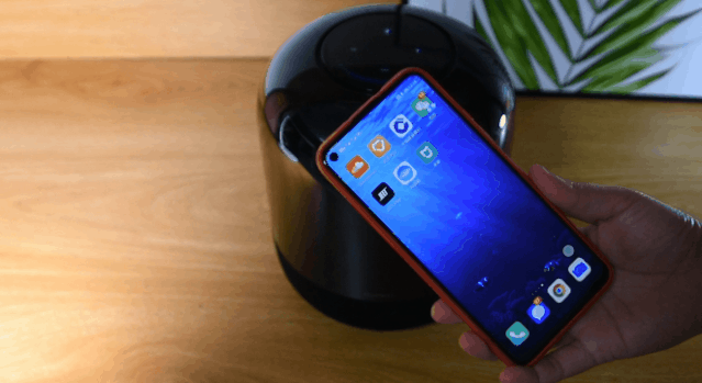 音箱上的「nfc」图标,可以实现一碰传音功能.