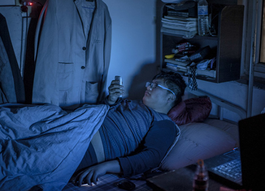初中生熬夜"玩手机"成瘾?晨起有这3病态,离"猝死"可能