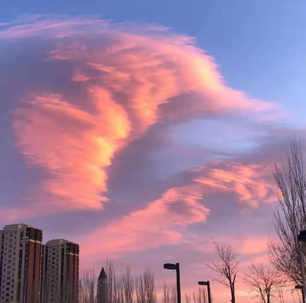 银川上空夕阳伴晚霞,光影"盛放"