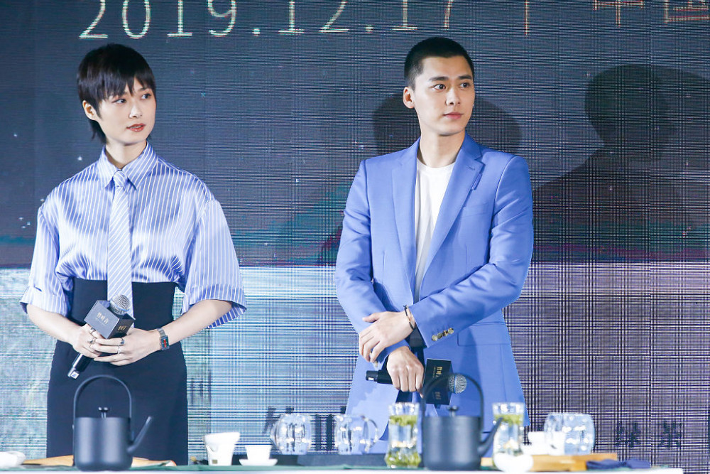 李宇春穿短裙露大长腿 与李易峰共举茶杯超养眼