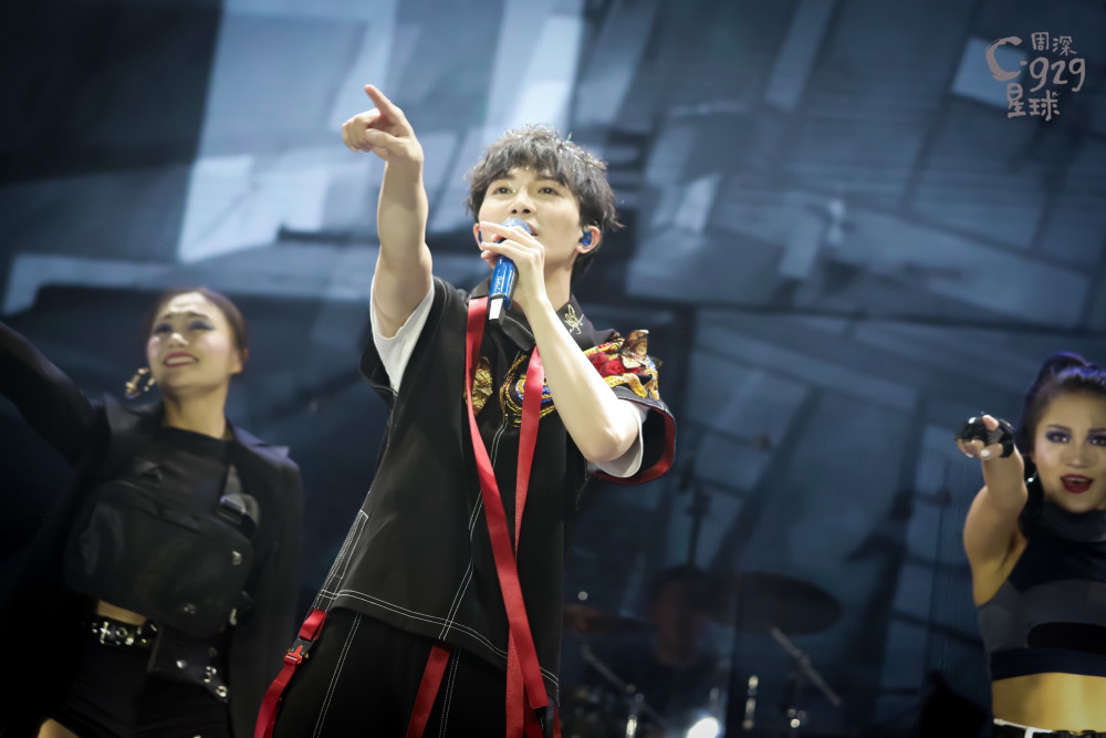 周深"c-929星球"巡演新歌首唱引高潮 新造型海魂衫送惊喜惹人羡