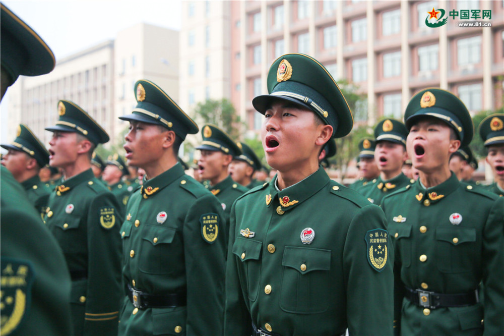 军营"成人礼":千余名武警新兵光荣授衔