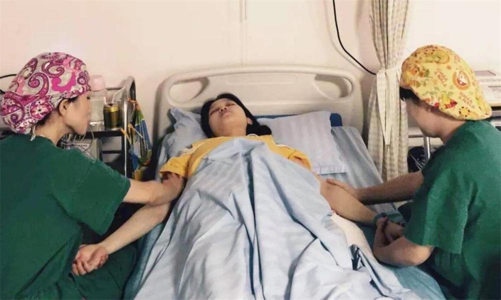 堪称"最强产妇":孕妈买菜路上当街分娩,生完后抱娃拎菜走人