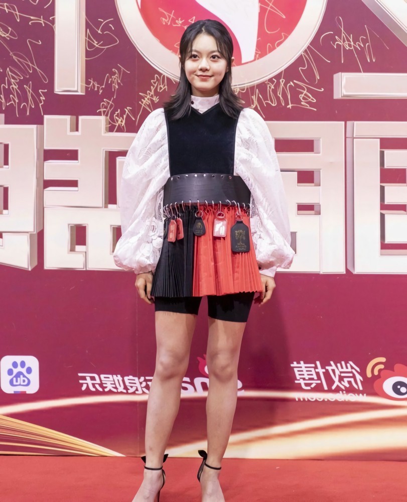 17岁赵今麦太招摇,故意把安全裤穿外面,看生图下的腿
