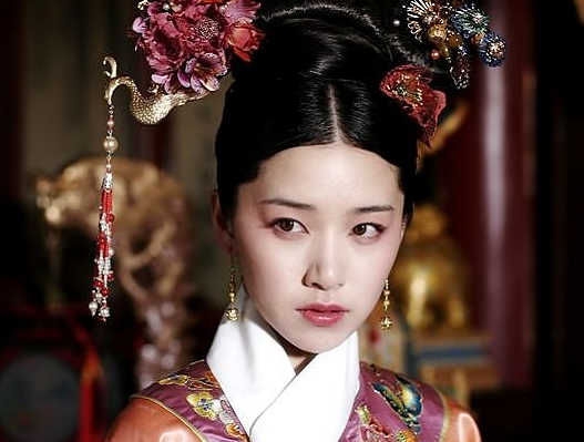 难怪阚清子很少出演古装剧,当她清宫定妆照曝出后,出场就结局?