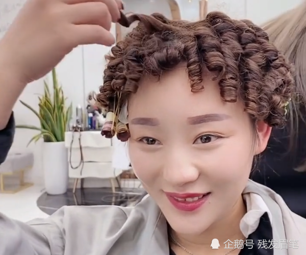 女孩换了款潮流羊毛卷发型后,没想到却变得过于成熟了