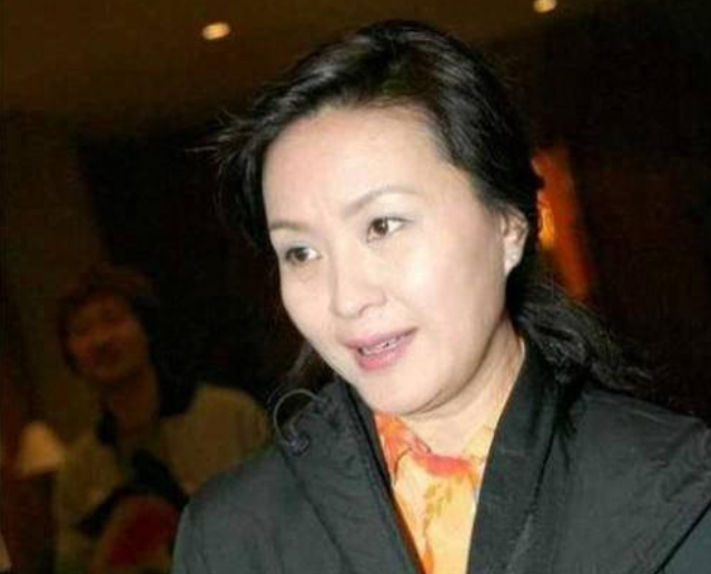 屠洪刚近照,儿子屠芮葆女儿乖乖都随前妻生活,待继子视如己出